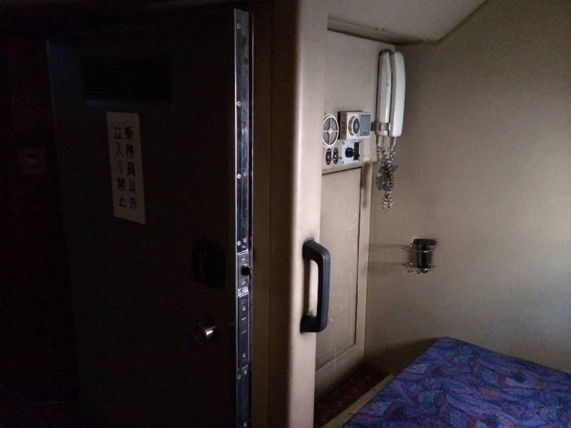 【画像】深夜バスの運転手の仮眠室ワロタwwwww