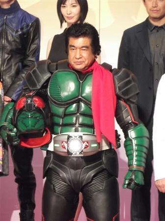 ７０歳の藤岡弘、、仮面ライダースーツ姿を披露「４５年の時を越えて帰ってきました」