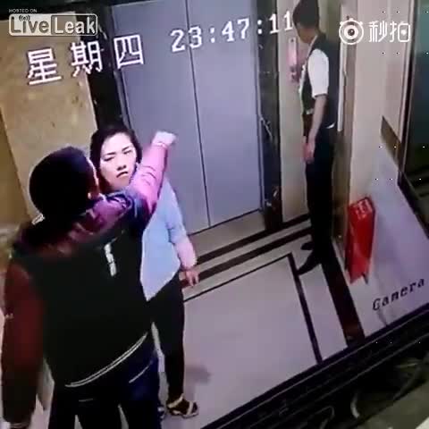 【動画】エレベーターの待ち時間にキレた中国人　恋人の前でドアを蹴破り転落するｗｗｗ