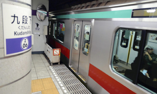 東京メトロ、ベビーカーを挟んだまま発車し、大破。女車掌「次の駅で対応しようと思った」　え？