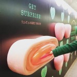 新宿駅に設置された　グミの広告　完全におま○こｗｗｗｗｗ