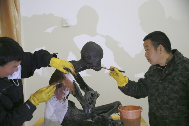 【悲報】中国の僧侶、ミイラ化した先人を金箔で塗りC-3POにして記念撮影