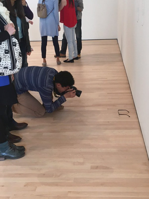 １０代の若者が美術館の床にわざとメガネを置く→人だかりができて「興味深いアートだ」とそのまま展示へ