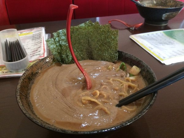 【画像】レンゲがスープに突き刺さる「日本一濃い」ラーメンｗｗｗｗｗ