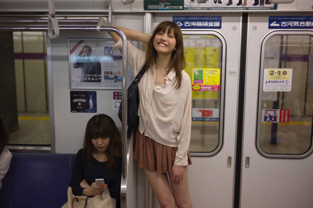 【画像】電車に一人で笑ってる女おるｗｗｗｗｗｗ