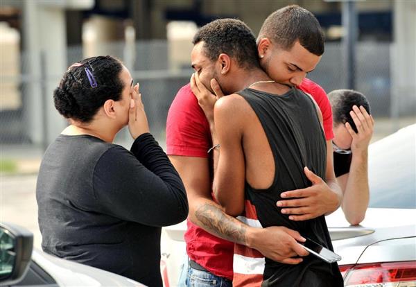 【フロリダ銃乱射】容疑者、男性２人がキスしているのを見て「俺の息子の前であんなことをしている」と激高