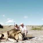 【動画】ハンターがライオンを射殺し記念撮影→別のライオンに襲われる