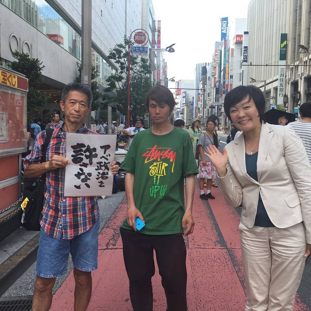 【画像】首相夫人の安倍昭恵さん｢昨日はこんな人たちとも写真を撮ったり､握手をしてみました｣