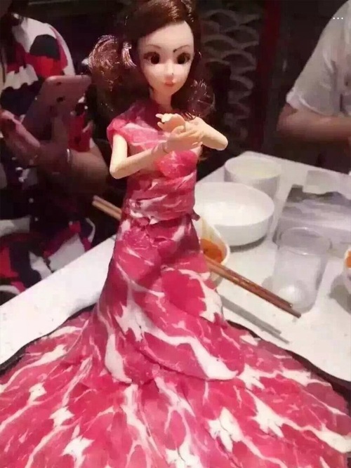 中国人、裸の人形に肉のドレスを着せて一枚ずつはがして食べるという遊びを始める