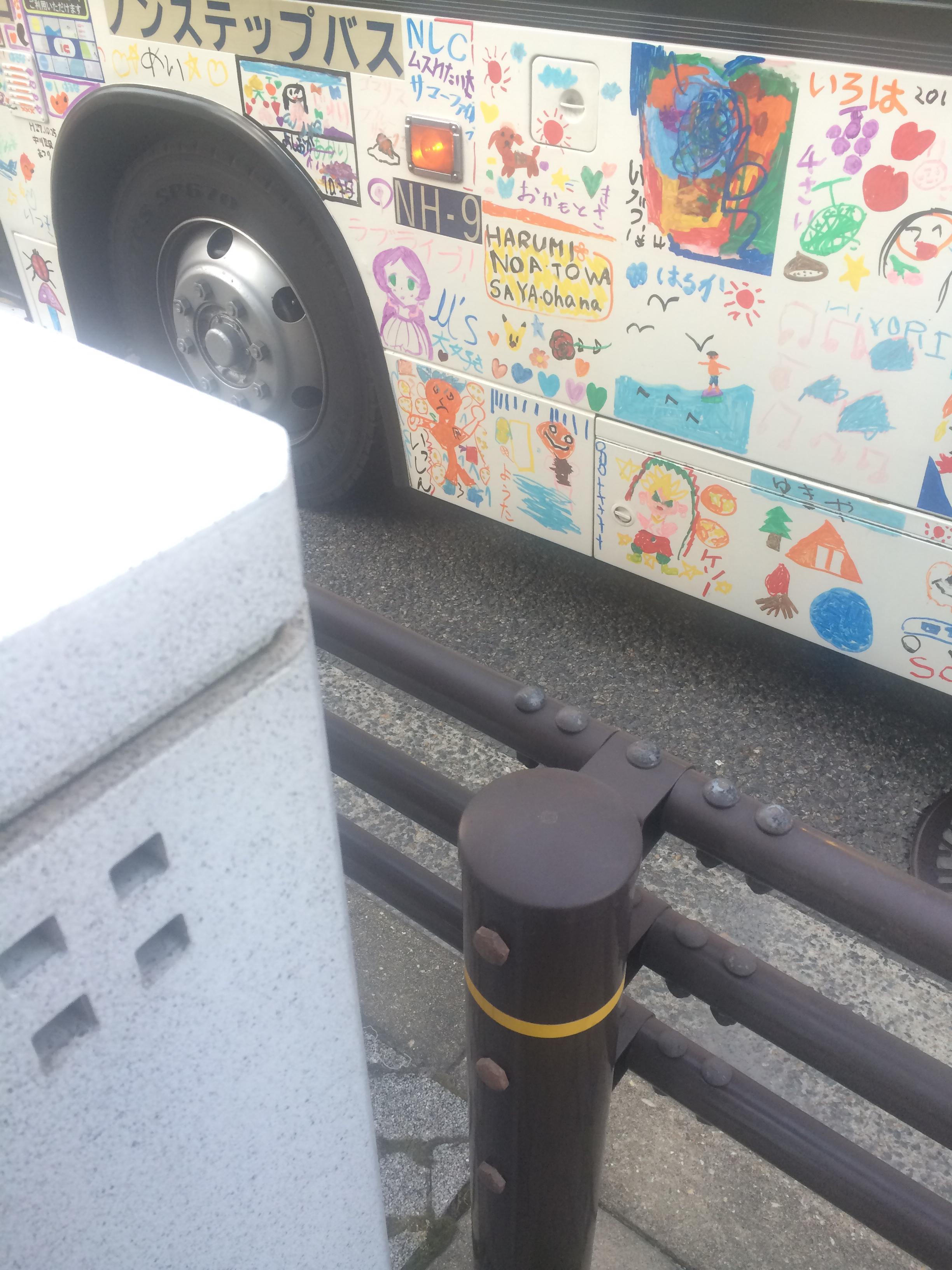 【悲報】小学生、とんでもないバスを作る