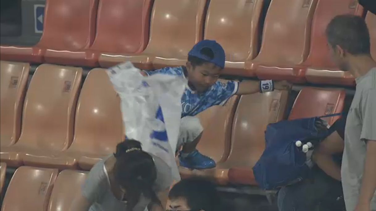 【画像】ハマスタでの試合終了後、ゴミ拾いをする感心な野球少年がかわいいと話題