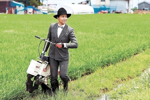 【画像】農業はダサい？なら高級スーツで農業したろ！