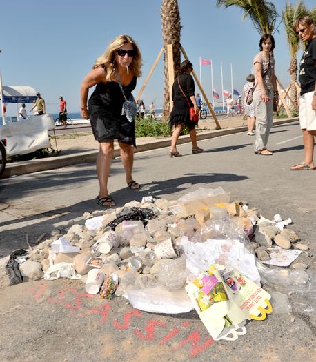 【画像】フランス人、テロ犯人が射殺された場所にゴミを寄せ集める