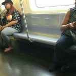 【画像】女性、薄着のせいで電車内で乳露出