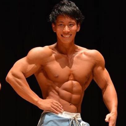 【画像】日本一カッコイイ筋肉に選ばれた細マッチョ　ボディビルに転向し化け物になる　一年でこれ