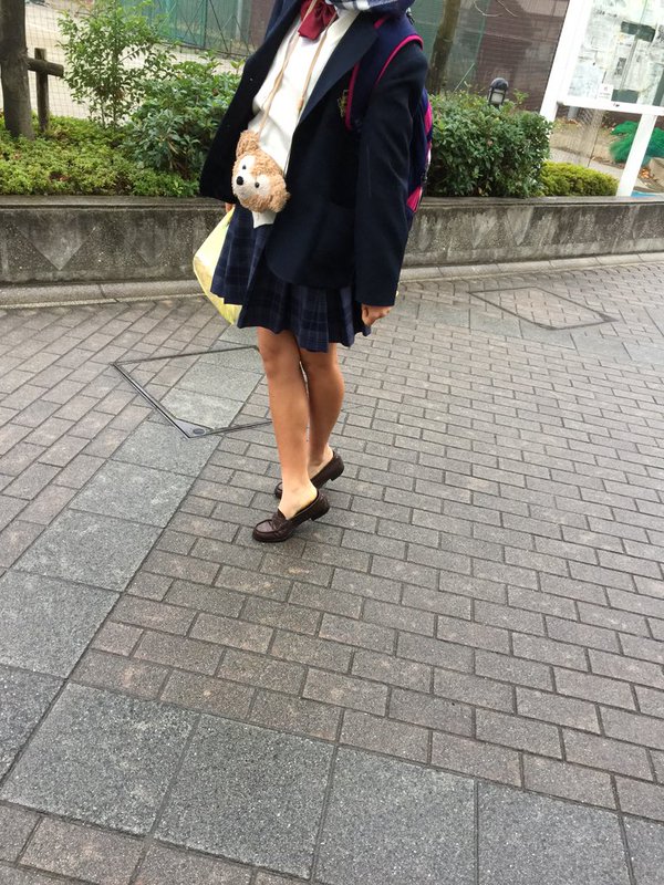 【画像】女子高生の間で制服ローファーの素足履きが流行