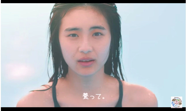 黒い水着姿の少女が「養って」…“ウナギ少女”動画に「女性差別」批判