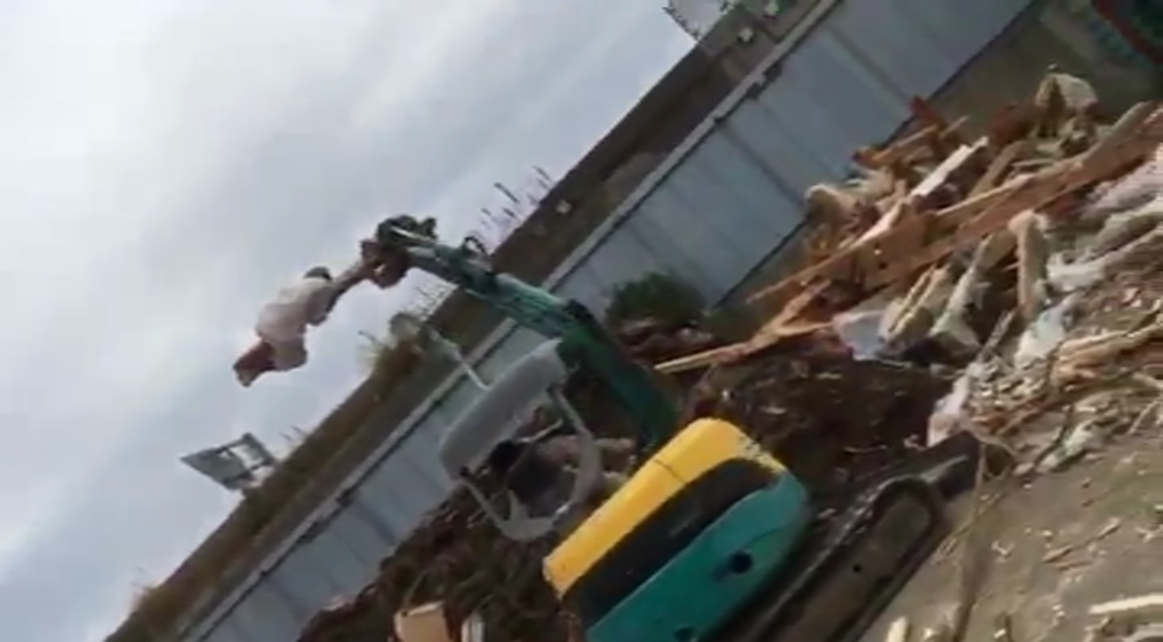【動画】解体現場のDQNが重機と木材でハリポタのアトラクションを自作ｗｗｗ　危険すぎると話題にｗｗ