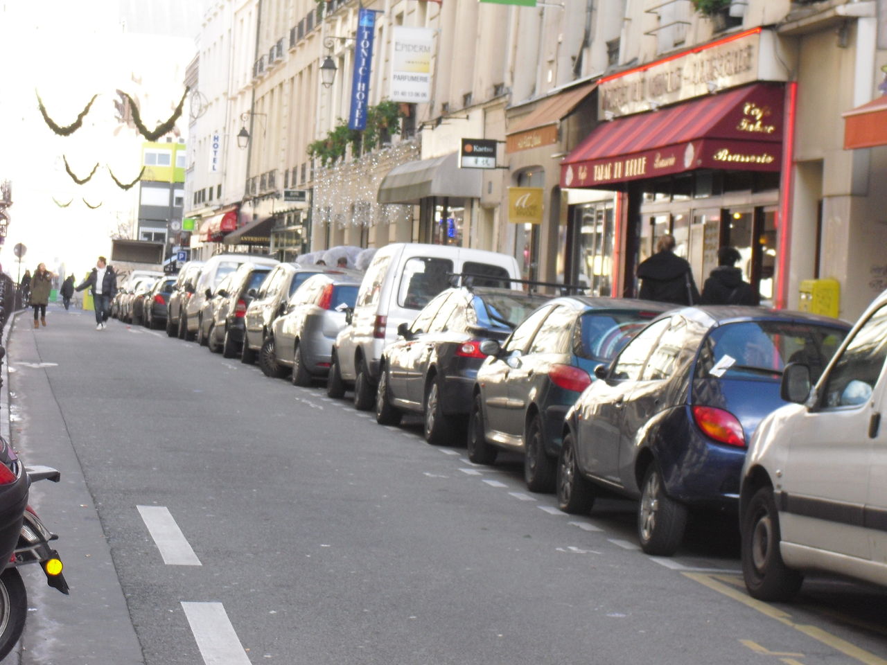 フランス人「パリの駐車場狭いなぁ、せや！」