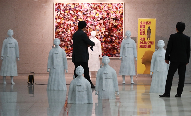 【画像】韓国、国会に大量の慰安婦像を設置