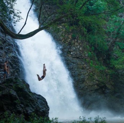 意識高い系20代日本人男性、コスタリカの滝壺にダイブし死亡