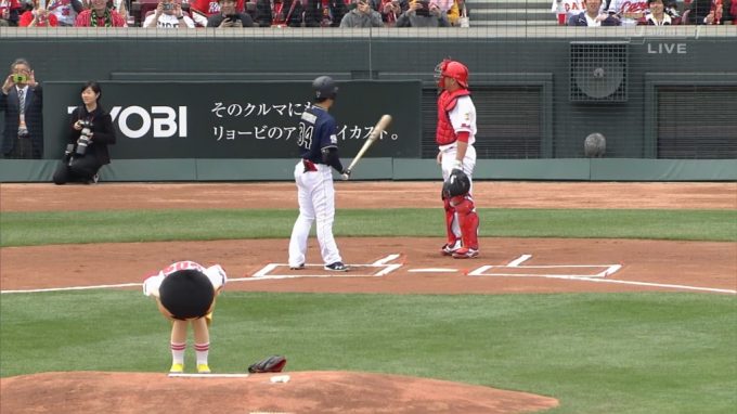 【画像】野原しんのすけ(５)、広島で始球式をする