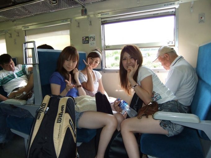 【画像】電車の4人がけボックス席でこうなった時の気まずさは異常