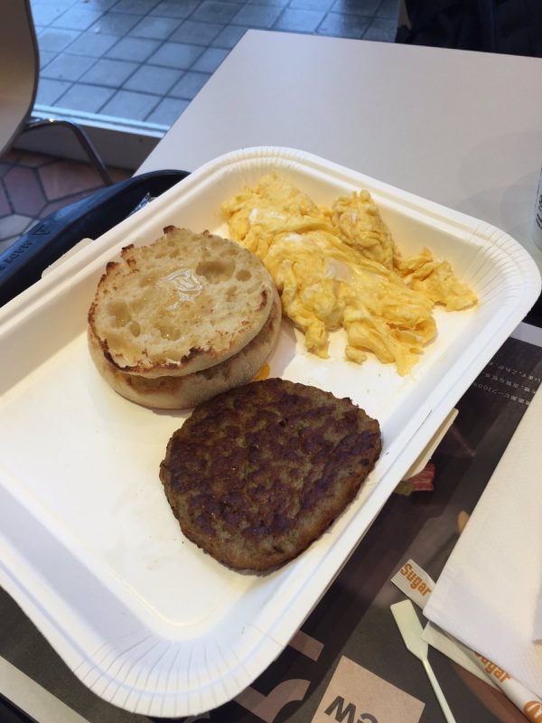 ツイッタラー「モスで朝食。昨日のマックと180円の違いで文明が変わる」
