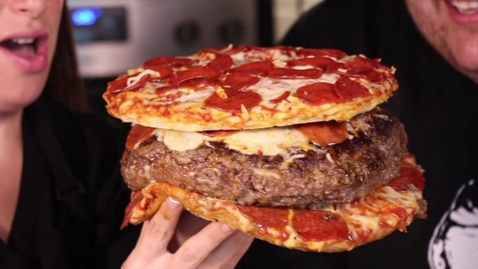 【画像】アメリカ人「ハンバーグにピザ入れたろｗｗｗ......せや！それピザで挟んだろｗｗｗｗｗ」