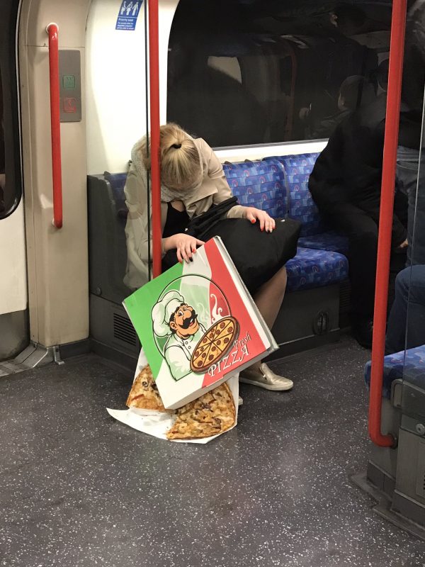 【画像】女子、電車内でピザをぶちまけてしまう