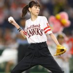 【悲報】桐谷美玲さん、始球式で鶏ガラボディを晒す