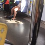 【悲報】まんさん、電車で下半身全裸になってしまう