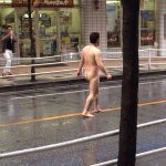 【画像】道路の中央を素っ裸で歩くおっさん出現ｗｗｗ