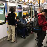 【画像】優先席でスマホに夢中な若い男3人。傍らに立つ杖を突いた女の子。これが日本だ