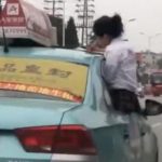 【画像】女子高生が走行中のタクシーから箱乗りし車の屋根で勉強