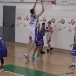 【動画像】バスケ（笑）やはり欠陥スポーツだった　小学生大会で2m13cmの少年が現る