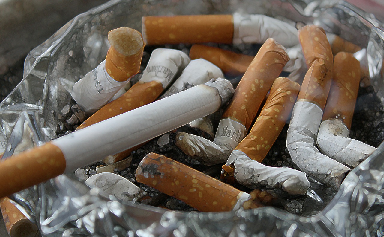 政府「たばこ増税するわ」喫煙者「いじめだ！酒税も上げろ！増税分を喫煙者に還元しろ！」