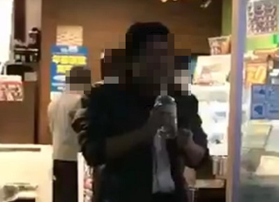 【喧嘩動画】水買っただけのオタク、DQNに絡まれ店の前で大泣きからの一転攻勢
