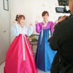 【画像】桃乃木かな、韓国の民族衣装・チマチョゴリを着て新大久保を散歩する