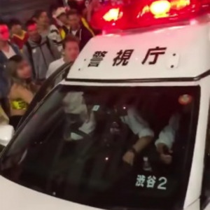 【動画】渋谷ハロウィンで陽キャから逃げ惑う警官が撮影される