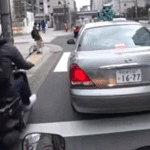 【gif】すり抜けバイク、タクシーのドアにぶつかり死亡ｗ