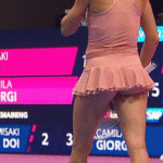 【画像】美人プロテニス選手、生ケツ丸出しで試合をしてしまう