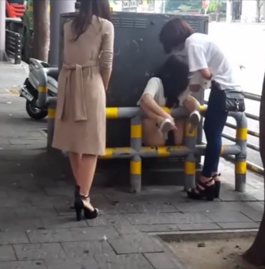 【画像】女子、道端で股をおっぴろげる