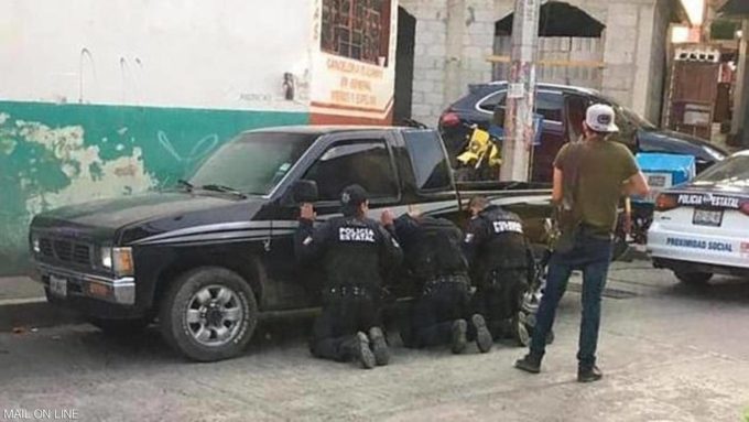 【画像】メキシコ警察、ギャングのアジトを急襲した結果