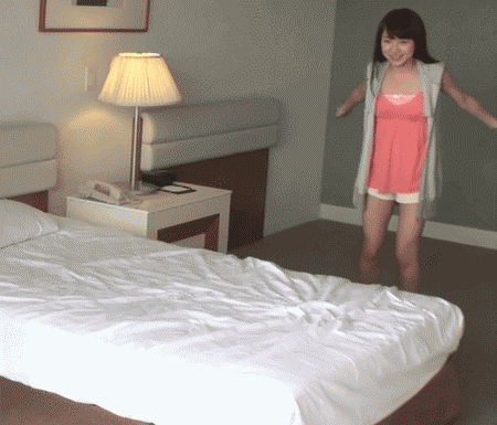 【gif】女子、ビジネスホテルのベッドで遊んでしまう
