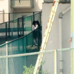 【画像】JK、フェンス脇でキスを迫られる