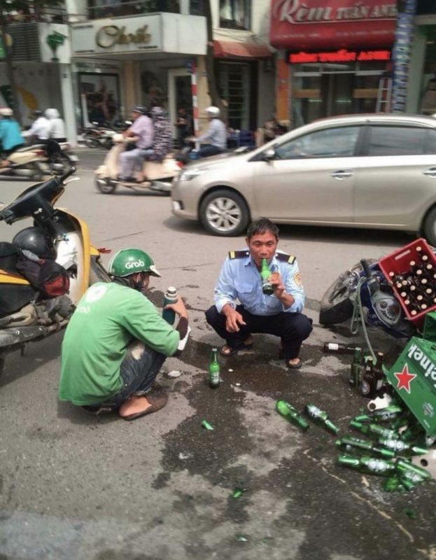【画像】ベトナムの警察官、事故現場でとんでもないことをする