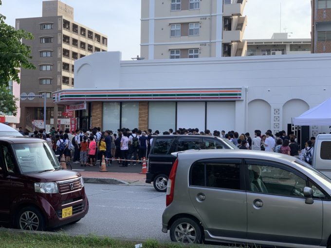 【画像】沖縄初のセブンイレブンがオープン、朝から長蛇の列に