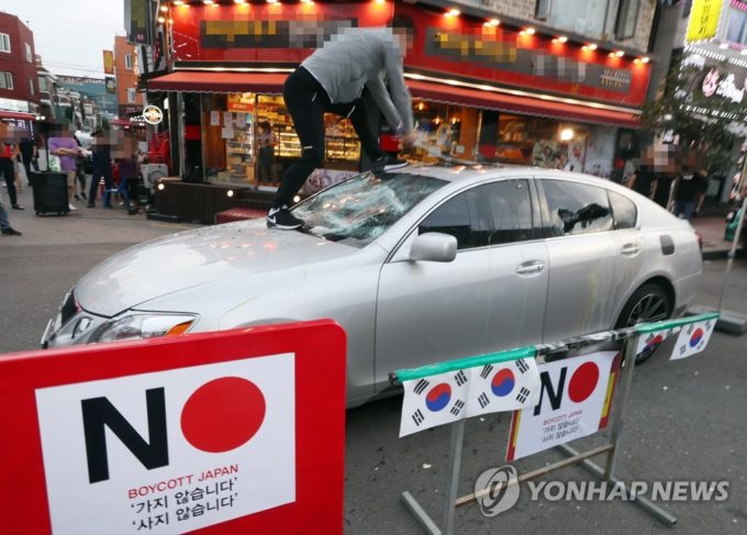 【画像】レクサスを鉄パイプで破壊　激しさ増す韓国の日本不買運動