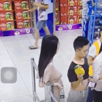 【gif】巨乳女子、スーパーで前に並んでる客におっぱいを押し当ててしまう